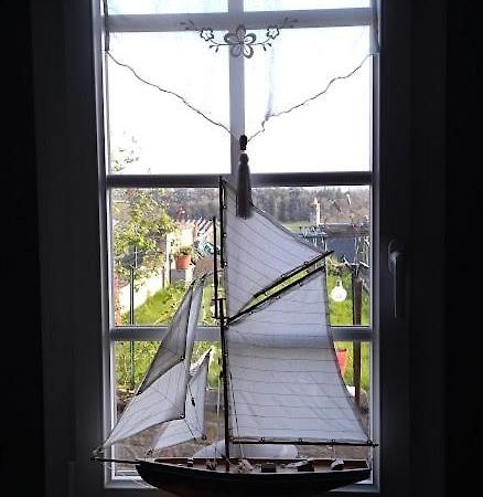 Une Chambre En Ville Донфрон Экстерьер фото